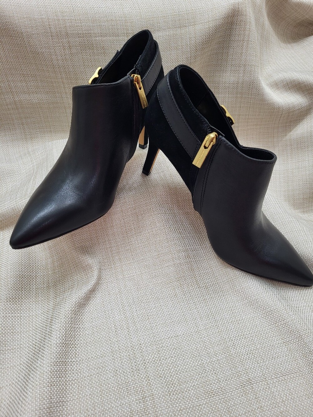 Vince Camuto Women's 8 1/2 M Kreitha Leather/Suede Shootie Buckle Black Classy
